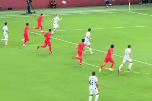 国足开场就丢球！现场球迷无奈：