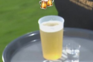 德甲名宿硬核补水！场边不喝饮料