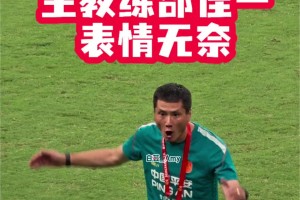邵佳一甚是无奈！实拍：韦世豪长