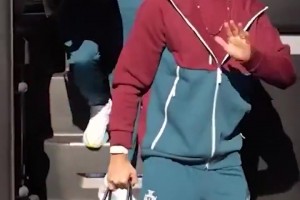 心情不错！C罗和队友一起抵达丹