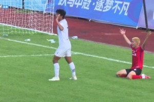 中冠联赛现争议判罚！你认为这球