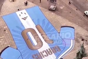 从广场巨型球衣到高楼壁画：航拍罗萨里奥致敬梅西的震撼排面