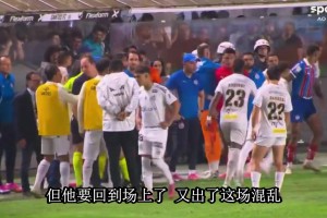 内马尔被红牌罚下后还想冲上去揍对手，好几个队友死死拉住他